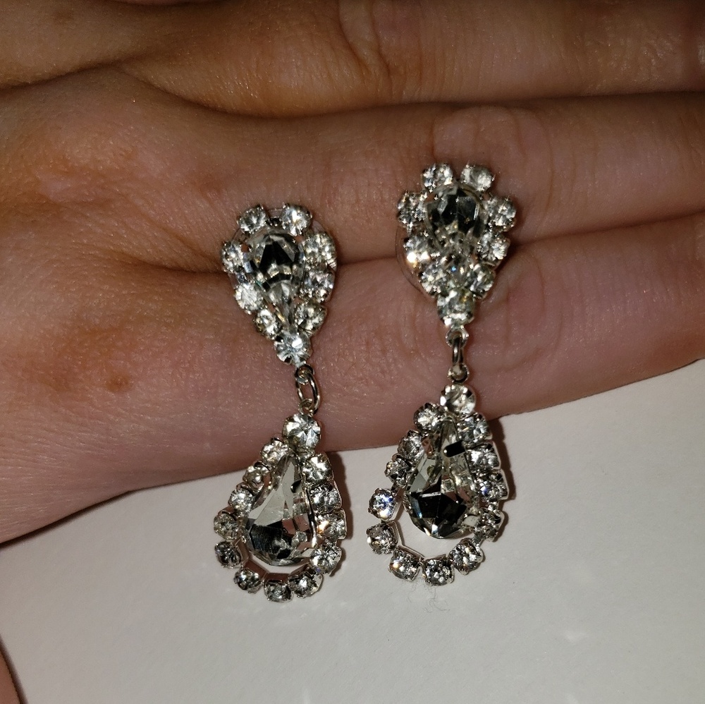 🌻 Silver Teardrop Earrings